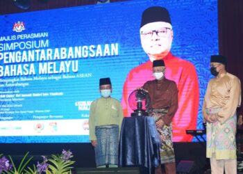 ISMAIL Sabri Yaakob melakukan gimik perasmian sambil diiringi Pengerusi Lembaga Pengelola DBP, Prof. Datuk Seri Dr. Awang Sariyan (kiri) dan Ketua Setiausaha kementerian Pendidikan, Datuk Yusran Shah Mohd. Yusof sempena Majlis Perasmian Simposium Pengantarabangsaan Bahasa Melayu di Wisma Dewan Bahasa dan Pustaka, Kuala Lumpur. - UTUSAN/MUHAMAD IQBAL ROSLI