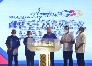 ISMAIL Sabri Yaakob (tengah) melakukan gimik penutup Jelajah Aspirasi Keluarga Malaysia di Litar Dato' Sagor, Kampung Gajah di Pasir Salak, Perak, hari ini. - UTUSAN/ZULFACHRI ZULKIFLI