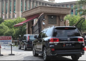 KENDERAAN Takiyuddin Hassan tiba bagi perjumpaan khas ketua-ketua parti dalam Perikatan Nasional (PN) di Bangunan Perdana Putra di Putrajaya. - UTUSAN/FAISOL MUSTAFA