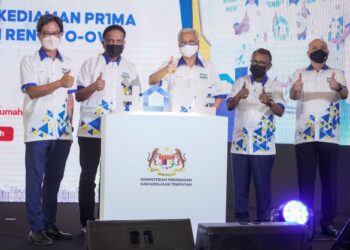 ISMAIL Sabri Yaakob (tengah) diiringi Reezal Merican Naina Merican (dua kiri) ketika Majlis Perasmian Program Pemilikan Perumahan dan Karnival Jom Beli Rumah di Pusat Pameran Midvalley (MVEC), Kuala Lumpur. - UTUSAN/AMIR KHALID