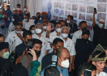 ISMAIL Sabri Yaakob melambaikan kepada orang ramai semasa majlis perasmian Jelajah Aspirasi Keluarga Malaysia Ke-8 di pekarangan Kompleks Sukan Shah Alam di Shah Alam, Selangor, hari ini. - UTUSAN/AFIQ RAZALI
