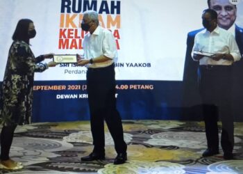 ISMAIL Sabri Yaakob menyampaikan kunci kepada penerima Rumah Ikram Keluarga Malaysia di KPKT, Putrajaya.
