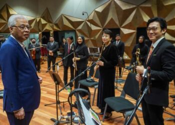 ISMAIL Sabri Yaakob beramah mesra dengan pemuzik ketika melihat fasiliti selepas merasmikan Angkasapuri Kota Media, turut hadir Menteri Komunikasi dan Multimedia, Tan Sri Annuar Musa di Bangunan Angkasapuri, di sini hari ini. -UTUSAN/SHDDIEQIIN ZON