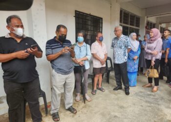 ISMAIL Sabri Yaakob dan Muhaini Zainal Abidin beratur untuk mengundi pada PRU-15 di SMK Bandar Kerayong di Bera, Pahang.