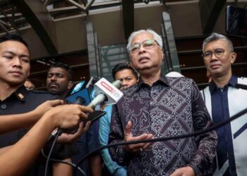 ISMAIL Sabri Yaakob ketika ditemui pemberita di Kementerian Kewangan bagi meninjau persiapan perbentangan Bajet 2023 di Putrajaya. - UTUSAN/FAISOL MUSTAFA