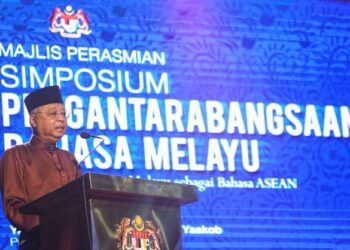 ISMAIL Sabri Yaakob berucap merasmikan Simposium Pengantarabangsaan Bahasa Melayu di Wisma Dewan Bahasa dan Pustaka, Kuala Lumpur. - UTUSAN/MUHAMAD IQBAL ROSLI
