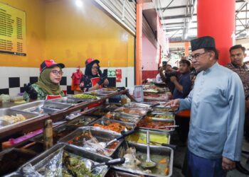 ANWAR Ibrahim menyapa orang ramai ketika hadir meluangkan masa makan tengah hari bersama rakyat di Medan Selera Sports Arena di  Cyberjaya. - UTUSAN/FAISOL MUSTAFA