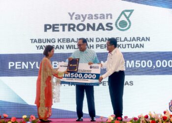 ANWAR Ibrahim menyaksikan penyerahan sumbangan daripada Ketua Kumpulan Komunikasi Strategik Yayasan Petronas, Datin Anita Azrina Abdul Aziz (kiri) kepada Pengarah Eksekutif Yayasan Wilayah Persekutuan, Abdul Rahman Siraj (kanan) pada Majlis Pelancaran Tabung Kebajikan dan Pelajaran Yayasan Wilayah Persekutuan di Perbadanan Putrajaya. -UTUSAN/ FAISOL MUSTAFA
