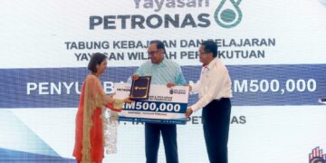 ANWAR Ibrahim menyaksikan penyerahan sumbangan daripada Ketua Kumpulan Komunikasi Strategik Yayasan Petronas, Datin Anita Azrina Abdul Aziz (kiri) kepada Pengarah Eksekutif Yayasan Wilayah Persekutuan, Abdul Rahman Siraj (kanan) pada Majlis Pelancaran Tabung Kebajikan dan Pelajaran Yayasan Wilayah Persekutuan di Perbadanan Putrajaya. -UTUSAN/ FAISOL MUSTAFA