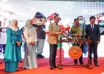 ANWAR Ibrahim (tengah) menyempurnakan pelancaran Pesta Buku Antarabangsa Kuala Lumpur Ke-40 di Pusat Dagangan Dunia (WTC) Kuala Lumpur, semalam. Hadir sama Menteri Pendidikan, Fadhlina Sidek (dua dari kiri). - MINGGUAN/AMIR KHALID