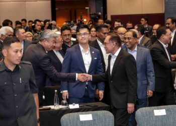 ANWAR Ibrahim bersalaman dengan kakitangan Wisma Putra selepas majlis penutup Pemukiman Kementerian Luar  dan Sesi interaksi Perdana Menteri bersama Ketua Ketua Perwakilan Diplomatik Malaysia di Putrajaya. - UTUSAN/FAISOL MUSTAFA