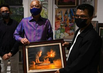 ISMAIL Sabri Yaakob bergambar bersama karya yang dibelinya ketika melawat ke Malaysia Grand Bazar dan singgah Artists’ Corner di Lalaport Bukit Bintang City Center, Kuala Lumpur.