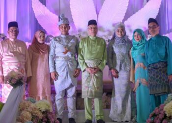 ISMAIL Sabri Yaacob (tengah) bergambar bersama pasangan pengantin, Ahmad Ikhram Mohd. Yusof(tiga kiri) dan Aida Fatini Azhar (tiga kanan) serta Mohd. Yusof Ismail (kiri) di Alor Setar, Kedah, hari ini. - FOTO/SHAHIR NOORDIN 