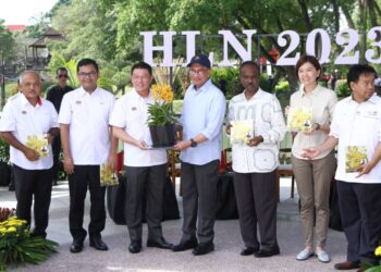 ANWAR Ibrahim (tengah) menerima serahan bunga orkid hibrid baharu yang dinamakan Aranda PMX - Anwar daripada Nga Kor Ming pada Perasmian Sambutan Hari Landskap Negara di Taman D. R Seenivasagam di Ipoh hari ini. - UTUSAN/MUHAMAD NAZREEN SYAH MUSTHAFA