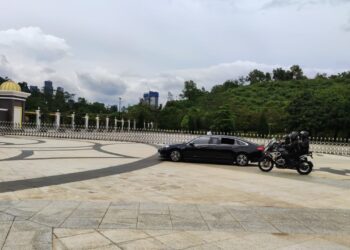 KENDERAAN membawa Perdana Menteri memasuki Pintu 1, Istana Negara,