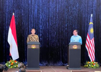 ANWAR Ibrahim dan Joko Widodo dalam sidang akhbar bersama di Kompleks Seri Perdana, Putrajaya.