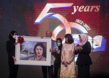 ISMAIL Sabri Yaakob menerima cendera hati berupa gambar potretnya ketika masih menjadi penuntut Fakulti Undang-Undang Universiti Malaya pada Majlis Perasmian Perayaan Jubli Emas Fakulti Undang-Undang Universiti Malaya, sambil diiringi Presiden Pertubuhan Alumni Rumpun Fakulti Undang-Undang Universiti Malaya, Tan Sri Shahrizat Abdul Jalil, di Dewan Tunku Canselor Universiti Malaya, di sini hari ini. -UTUSAN/SHIDDIEQIIN ZON