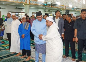 ANWAR Ibrahim beramah mesra dengan jemaah ketika hadir solat Jumaat, di Masjid Jami’Ilhuda, Ampang, di sini hari ini.-UTUSAN/ SHIDDIEQIIN ZON