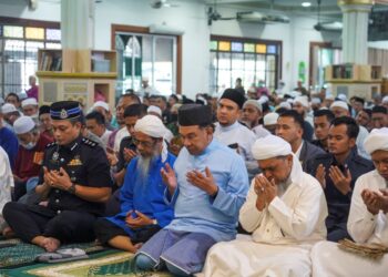 ANWAR Ibrahim ketika hadir solat Jumaat, di Masjid Jami’Ilhuda, Ampang, di sini hari ini.-UTUSAN/ SHIDDIEQIIN ZON