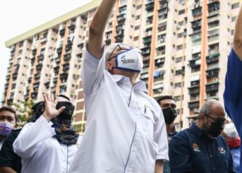 ISMAIL Sabri Yaakob melambai kepada penghuni semasa meninjau sekitar Perumahan Awam Seri Perak, Bandar Baru Sentul, Kuala Lumpur, semalam. - FB DATUK SERI ISMAILSABRI YAAKOB