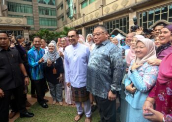 ANWAR Ibrahim diiringi Tiong King Sing beramah mesra dengan warga MOTAC ketika hadir pada Majlis Rumah Terbuka MOTAC di Putrajaya. - UTUSAN/FAISOL MUSTAFA
