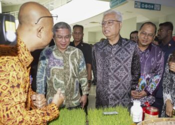 ISMAIL Sabri Yaakob melawat pameran pada Majlis Pelancaran Pelan Induk Taman Mranti dan Penjenamaan Baharu Mimos Bhd. di Mranti Park, Bukit Jalil, Kuala Lumpur, hari ini. - FOTO/SHIDDIEQIIN ZON