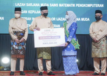 ISMAIL Sabri Yaakob menyampaikan Anugerah Yayasan Pelajaran Peladang Tahun 2020 kepada Noor Aini Naili Noor Habib, sambil diperhatikan oleh Ronald Kiandee (kanan) dan Zamri Yaakob (kiri) pada Majlis Makan dan Perasmian Mesyuarat Agung Tahunan NAFAS ke-47, di Pusat Dagangan Dunia, di sini hari ini. - UTUSAN/SHIDDIEQIIN ZON