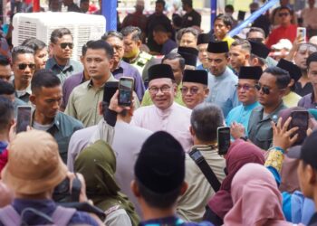 ANWAR Ibrahim ketika hadir ke Rumah Terbuka Aidilfitri Malaysia Madani di Dataran Merdeka, Kuala Lumpur. - UTUSAN/SHIDDIEQIIN ZON