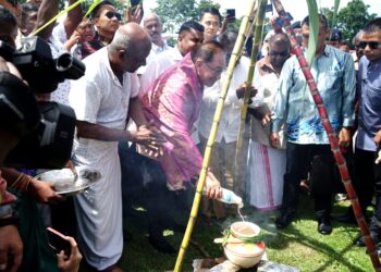 ANWAR Ibrahim menuangkan susu ke dalam periuk tanah liat pada Program Sambutan Hari Ponggal 2023 peringkat Parlimen Tambun di SJKT Klebang, Chemor di Ipoh hari ini. - UTUSAN/ZULFACHRI ZULKIFLI
