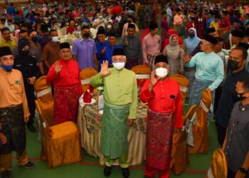 ISMAIL Sabri Yaakob dan Ahmad Said di Majlis Rumah Terbuka Aidilfitri Badan Perhubungan UMNO Terengganu di Kuala Terengganu hari ini. - UTUSAN/PUQTRA HAIRRY ROSLI