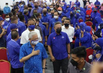 ISMAIL Sabri Yaakob bersama Menteri Besar Johor, Datuk Seri Ir. Hasni Mohammad ketika tiba pada program Ramah Mesra bersama Jentera Barisan Nasional (BN) Parlimen Ledang di Dewan Putra, Padang Lerek di Tangkak, Johor.