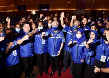 Ismail Sabri bersama sebahagian pemimpin Barisan Nasional (BN) Selangor pada kongres parti itu di Shah Alam semalam.