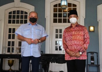 SULTAN Ibrahim Sultan Iskandar menerima menghadap Muhyiddin Yassin selepas upacara Pembukaan Rasmi Penggal Keempat Persidangan DUN Johor di Istana Pasir Pelangi, Johor Bahru di Johor.