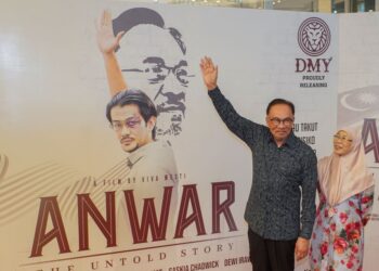 PERDANA Menteri, Datuk Seri Anwar Ibrahim dan isteri, Datuk Deri Dr. Wan Azizah Wan Ismail beramah mesra dengan orang ramai ketika hadir menyaksikan tayangan perdana filem ‘Anwar The Untold Story’ di Pavilion Kuala Lumpur, di sini hari ini.-UTUSAN/SHIDDIEQIIN ZON