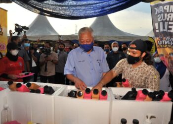 ISMAIL Sabri Yaakob melawat gerai-gerai jualan sempena Karnival Usahawan dan Koperasi Keluarga Malaysia di Dewan MBIP Taman Nusantara, Iskandar Puteri. - UTUSAN/RAJA JAAFAR ALI