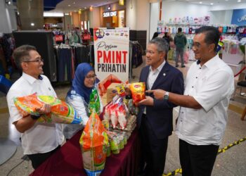 WAN Adnan Wan  Derahman (dua dari kanan) menerima sebahagian daripada barangan keperluan untuk disalurkan kepada PMINT Prihatin di Kuala Terengganu, hari ini. - UTUSAN/KAMALIZA KAMARUDDIN
