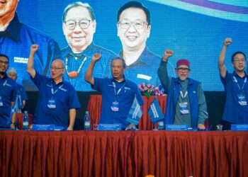 MUHYIDDIN Yassin (tengah) bersama Presiden Pas, Tan Sri Abdul Hadi Awang (dua dari kanan) dan P Dominic Lau Hoe Chai (kanan) ketika hadir pada Konvensyen PN 2022 di MAEPS Serdang, hari ini.