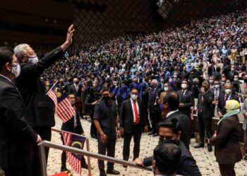 ISMAIL Sabri Yaakob melambai tangan kepada penjawat awam yang menghadiri Majlis Amanat Perdana Perkhidmatan Awam (atau MAPPA) Ke-18 di Putrajaya, hari ini.