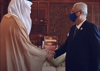 ISMAIL Sabri Yaakob berjabat tangan dengan Abdulrahman Abdulmohsen A. Al Fadley sempena kunjungan hormat di Pejabat Perdana Menteri di Putrajaya hari ini.