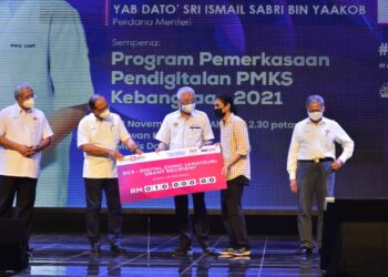 ISMAIL SABRI Yaakob (tiga dari kiri) menyampaikan geran rakan digital pada Program Pemerkasaan Pendigitalan Perusahaan Mikro, Kecil dan Sederhana Kebangsaan 2021 (PMKS 2021) di Dewan Konvensyen Majlis Daerah Bera di Bera, Pahang. - MINGGUAN/SHAIKH AHMAD RAZIF