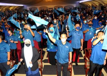 KEKALAHAN dalam Pilihan Raya Negeri Melaka dan Johor baru-baru ini memaksa parti-parti pembangkang untuk bersatu di bawah satu gabungan besar bagi melawan dan menewaskan Barisan Nasional dalam Pilihan Raya Umum Ke-15.