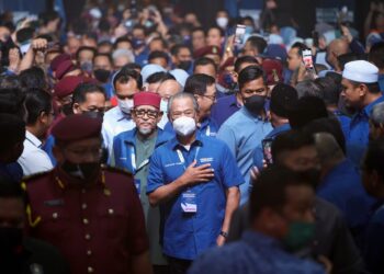 MUHYIDDIN Yassin diiringi Presiden Pas, Tan Sri Abdul Hadi Awang hadir pada Konvensyen PN 2022 di MAEPS Serdang, hari ini. - UTUSAN/FARIZ RUSADIO 