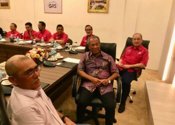 MUHYIDDIN Yassin (tengah) dan Hajiji Noor (kanan) semasa Mesyuarat Bersatu Sabah di Ibu Pejabat Bersatu Sabah di Kota Kinabalu, malam tadi.