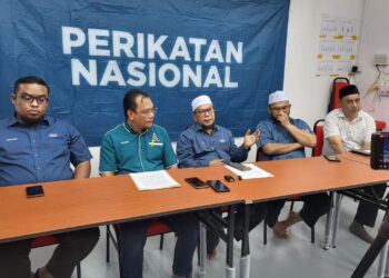 ROSLI Abdul Jabar (tengah) bimbang kerajaan negeri Pahang akan tunduk kepada desakan pekebun durian haram di Raub dalam sidang akhbar di Pejabat Perikatan Nasional (PN) Pahang di Kuantan, Pahang.
