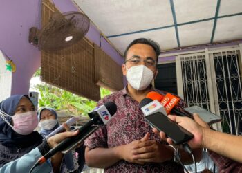 MOHD. RAFIQ Naizamohideen bercakap kepada pemberita selepas mengadakan ziarah kasih di Kampung Tanah Merah, Krubong, Melaka. - UTUSAN/DIYANATUL ATIQAH ZAKARYA