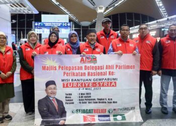 TUAN Ibrahim Tuan Man dan lima Ahli Parlimen PN bergambar sebelum berlepas ke Turkiye di KLIA, Sepang, Selangor. - UTUSAN/FAISOL MUSTAFA