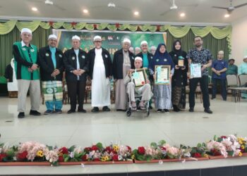 ABDUL Hadi Awang (empat dari kiri)  bergambar bersama penerima-penerima Anugerah As-Sabiqun sempena sambutan Hari As-Sabiqun di Rusila, Marang, hari ini.