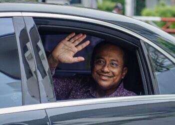 AHMAD Samsuri Mokhtar melambai ke arah petugas media ketika keluar dari kawasan perumahan  Muhyiddin Yassin di Bukit Damansara, Kuala Lumpur, hari ini. -UTUSAN/FARIZ RUSADIO