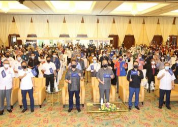 WAN Junaidi Tuanku Jaafar (depan, empat dari kiri), Mohamad Mentek (depan, tiga dari kiri) dan Mohd. Hilaluddin Abd. Shukor (depan, dua dari kiri) bersama usahawan setempat pada Program BizFrancais Sabah sedia platform bantu usahawan setempat di  Magellan Sutera Resort, Kota Kinabalu, Sabah.