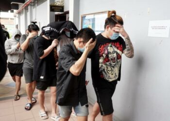 SERAMAI 12 individu disyaki terbabit sindiket Macau scam direman  di Mahkamah Sesyen Ipoh, Perak, hari ini. - UTUSAN/ ZULFACHRI ZULKIFLI